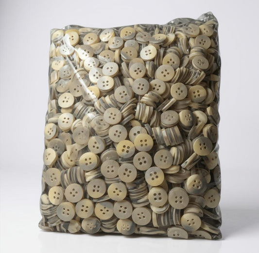 Botones de resina 14/4 cuerno oscuro —paquete ( mazo )